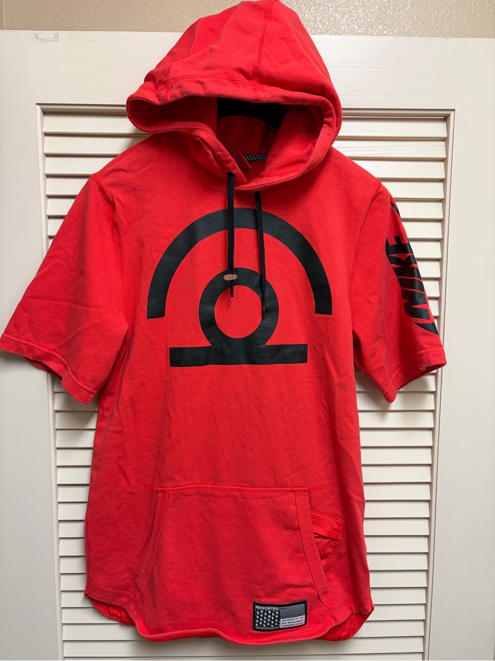 Nike Air Pivot V3 Hoodie Mens S Red Short Sleeve Basketball Streetwear Sporty